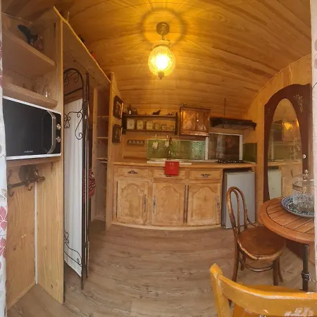 La Roulotte Au Coeur Du Maquis Lodge *